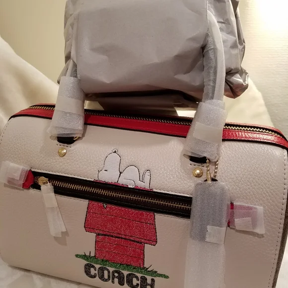 FAIR OFFERS RARE!! Coach Peanuts Snoopy Crossbody Bag - Picture 7 of 14